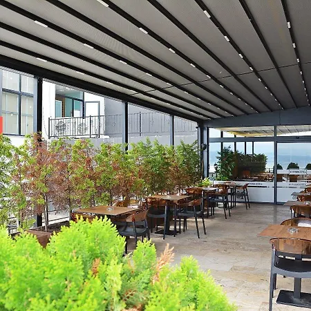 61 Park Aparthotel 3*